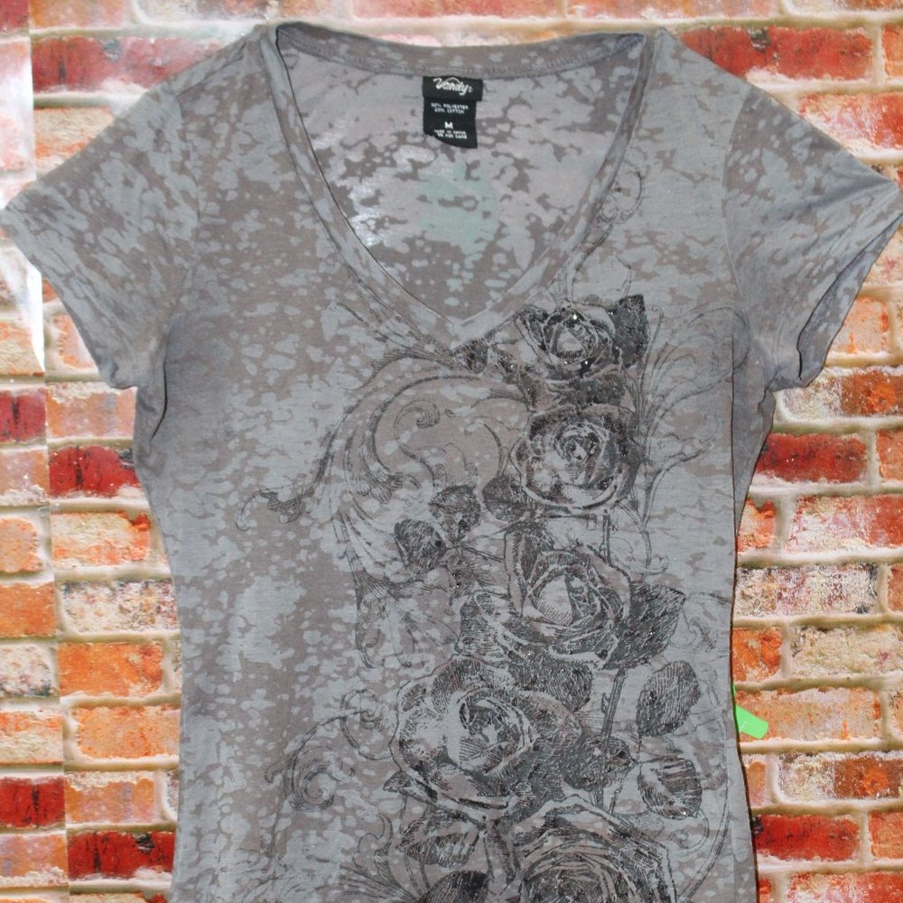 Didtress syle tee-shirt with a vintage look scroll and roses.